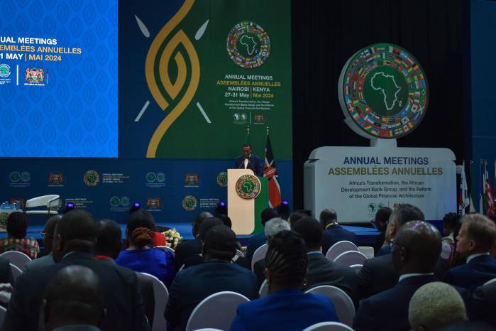 El presidente del Banco Africano de Desarrollo (BAfD), Akinwumi Adesina, interviene en la 59ª reunión anual de la institución en Nairobi, Kenia, este jueves. La estructura de la deuda que soportan los países africanos ha cambiado en los últimos años y es ahora en su mayoría comercial, cara y de corto plazo, lamentó Adesina. El presidente del Banco Africano de Desarrollo (BAfD), Akinwumi Adesina, interviene en la 59ª reunión anual de la institución en Nairobi, Kenia, este jueves. La estructura de la deuda que soportan los países africanos ha cambiado en los últimos años y es ahora en su mayoría comercial, cara y de corto plazo, lamentó Adesina.
