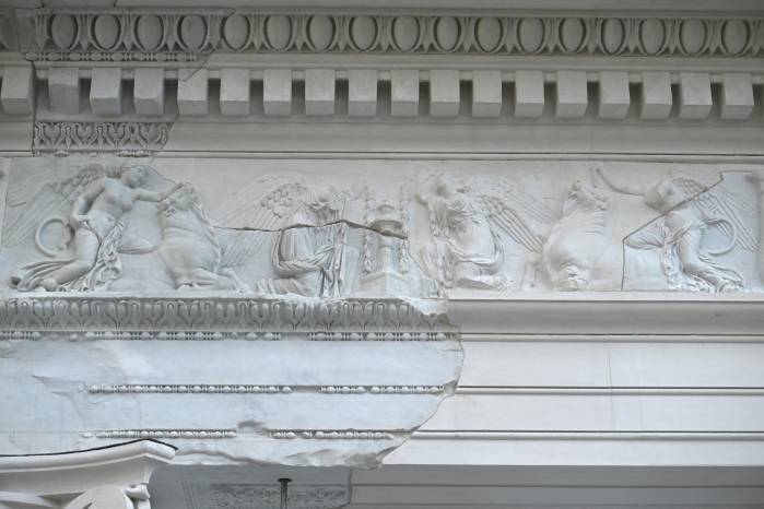 La reconstrucción se realizó con menos detalles, así el observador nota la diferencia. La reconstrucción se realizó con menos detalles, así el observador nota la diferencia.