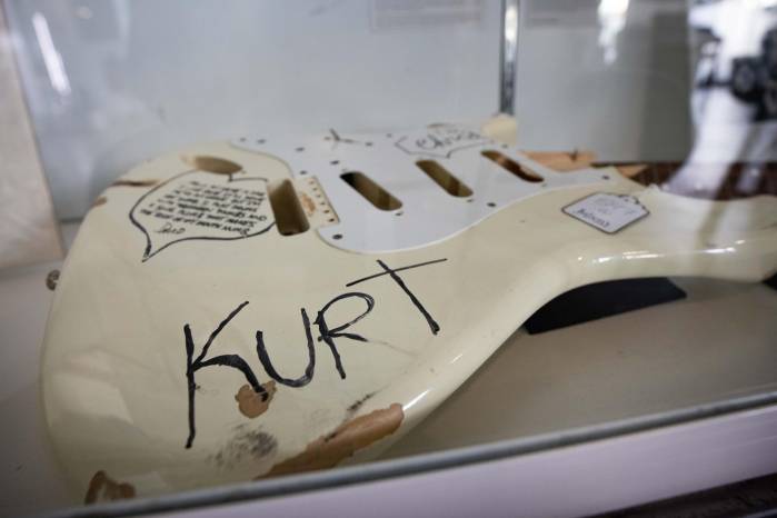 Una guitarra firmada por Kurt Cobain en Beverly Hills , Estados Unidos. Una guitarra firmada por Kurt Cobain en Beverly Hills , Estados Unidos.