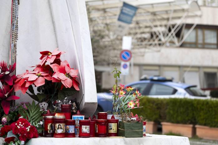 Flores y velas depositadas al pie de la estatua de Juan Pablo II ante la entrada del Hospital Universitario Gemelli de Roma, donde permanece ingresado el papa Francisco. Flores y velas depositadas al pie de la estatua de Juan Pablo II ante la entrada del Hospital Universitario Gemelli de Roma, donde permanece ingresado el papa Francisco.