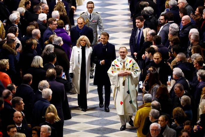 El presidente francés, Emmanuel Macron (D), y su esposa, Brigitte, llegan para asistir a la Misa inaugural, con la consagración del altar mayor, en la Catedral de Notre-Dame. El presidente francés, Emmanuel Macron (D), y su esposa, Brigitte, llegan para asistir a la Misa inaugural, con la consagración del altar mayor, en la Catedral de Notre-Dame.