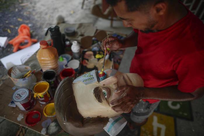 Víctor Álvarez, un artista plástico panameño de 32 años, trabaja en la elaboración de muñecos de año viejo el 26 de diciembre de 2023, en Chame (Panamá). Víctor Álvarez, un artista plástico panameño de 32 años, trabaja en la elaboración de muñecos de año viejo el 26 de diciembre de 2023, en Chame (Panamá).
