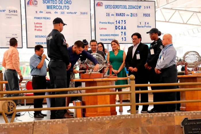 Realización de un sorteo de la lotería en la plaza Víctor Julio Gutiérrez. Realización de un sorteo de la lotería en la plaza Víctor Julio Gutiérrez.