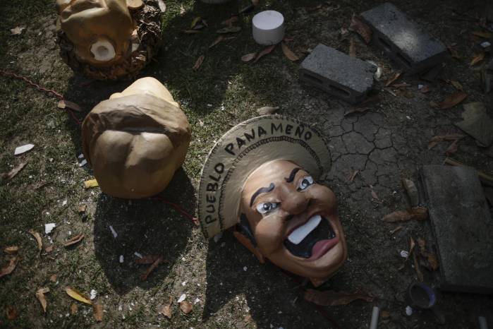 Las protestas masivas contra la minería y un robotizado presidente de la República son los protagonistas de los tradicionales muñecos de año viejo en Panamá este 2023. Las protestas masivas contra la minería y un robotizado presidente de la República son los protagonistas de los tradicionales muñecos de año viejo en Panamá este 2023.
