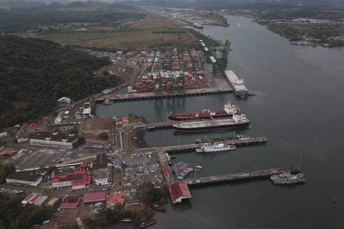 Vista del puerto de Rodman, Corozal y las esclusas de Miraflores del Canal de Panamá. Vista del puerto de Rodman, Corozal y las esclusas de Miraflores del Canal de Panamá.