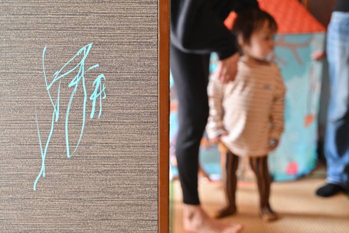 Las pinturas abstractas de Pulgarcita se venden por 33.000 yenes (230 dólares). Las pinturas abstractas de Pulgarcita se venden por 33.000 yenes (230 dólares).