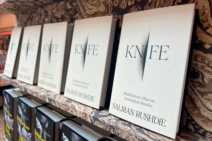 ‘Cuchillo’ es el segundo libro que publica Rushdie después de su atentado hace dos años. ‘Cuchillo’ es el segundo libro que publica Rushdie después de su atentado hace dos años.