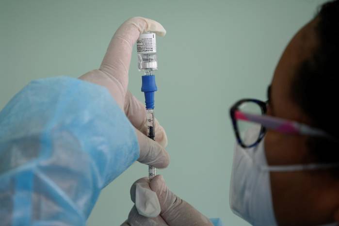 Fotografía de archivo en la que se registró a una enfermera al preparar una dosis de la vacuna de Pfizer contra la covid-19, en Ciudad de Panamá (Panamá). Fotografía de archivo en la que se registró a una enfermera al preparar una dosis de la vacuna de Pfizer contra la covid-19, en Ciudad de Panamá (Panamá).