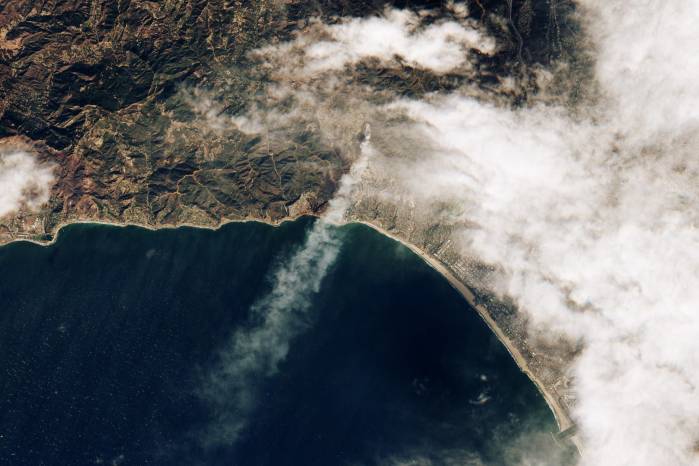 Una imagen satelital proporcionada por el Observatorio de la Tierra de la NASA muestra el humo de los incendios forestales y las nubes sobre Los Ángeles, California. Una imagen satelital proporcionada por el Observatorio de la Tierra de la NASA muestra el humo de los incendios forestales y las nubes sobre Los Ángeles, California.