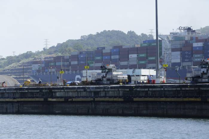 Fotografía de archivo de un barco portacontenedores transita del Atlántico rumbo al Pacifico a través del Canal de Panamá, el 17 de enero del 2024, en Ciudad de Panamá (Panamá). Fotografía de archivo de un barco portacontenedores transita del Atlántico rumbo al Pacifico a través del Canal de Panamá, el 17 de enero del 2024, en Ciudad de Panamá (Panamá).