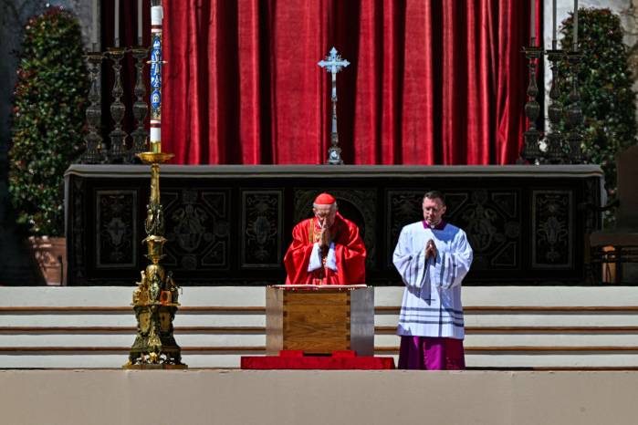Realizan oraciones antes de despedir el féretro del papa Francisco Realizan oraciones antes de despedir el féretro del papa Francisco 