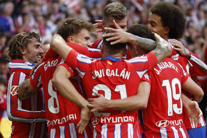 El delantero francés del Atlético de Madrid Antoine Griezmann (i) celebra junto a sus compañeros. El delantero francés del Atlético de Madrid Antoine Griezmann (i) celebra junto a sus compañeros.