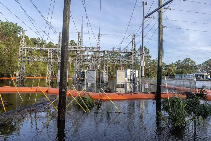 Una central eléctrica permanece inundada por el agua dejada por el huracán Helene en Cedar Key, Florida, EE.UU., el 27 de septiembre de 2024. Una central eléctrica permanece inundada por el agua dejada por el huracán Helene en Cedar Key, Florida, EE.UU., el 27 de septiembre de 2024.