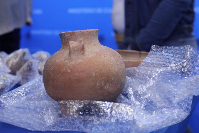 De las 19 piezas, 17 son artesanías antiguas y 2 son piezas originales del periodo precolombino. De las 19 piezas, 17 son artesanías antiguas y 2 son piezas originales del periodo precolombino.