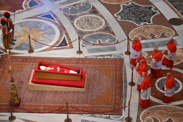 El féretro del papa Francisco en la basílica de San Pedro. El féretro del papa Francisco en la basílica de San Pedro.