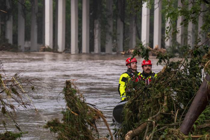 Árboles emergen de las aguas de la inundación a lo largo del río Guadalupe el 4 de julio de 2025 en Kerrville, Texas. Árboles emergen de las aguas de la inundación a lo largo del río Guadalupe el 4 de julio de 2025 en Kerrville, Texas.