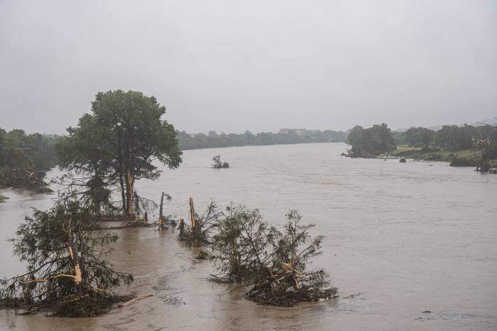 Los árboles emergen de las aguas de la inundación a lo largo del río Guadalupe el 4 de julio de 2025 en Kerrville, Texas. Los árboles emergen de las aguas de la inundación a lo largo del río Guadalupe el 4 de julio de 2025 en Kerrville, Texas.