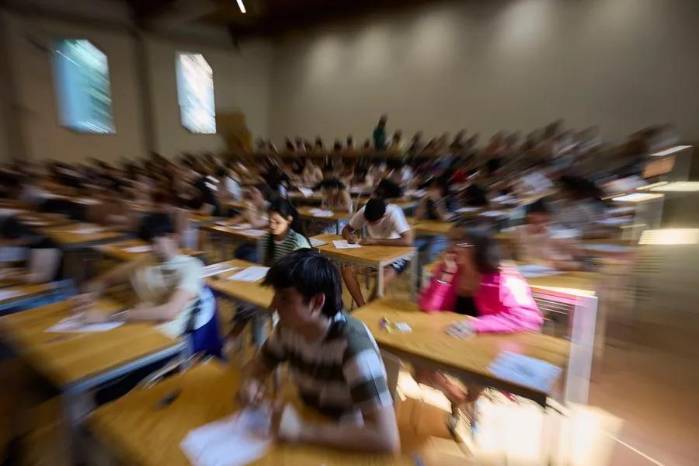 A pesar de los avances en la educación, todavía existen grandes desigualdades en los sistemas educativos alrededor del mundo. A pesar de los avances en la educación, todavía existen grandes desigualdades en los sistemas educativos alrededor del mundo.