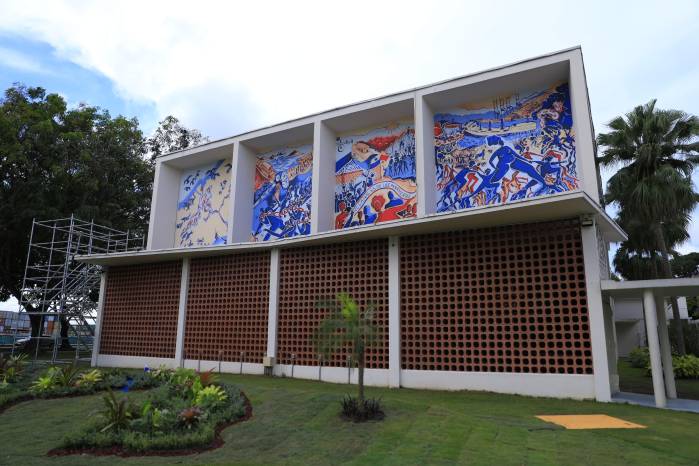El mural consta de cuatro secciones que reflejan aspectos significativos de la historia. El mural consta de cuatro secciones que reflejan aspectos significativos de la historia.