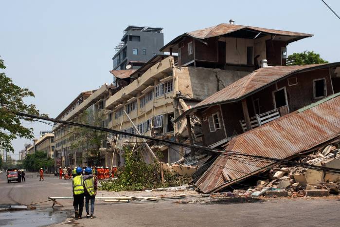 Más de 1.600 personas han sido víctimas fatales del terremoto que sacudió al país con una magnitud de 7.7. Más de 1.600 personas han sido víctimas fatales del terremoto que sacudió al país con una magnitud de 7.7.