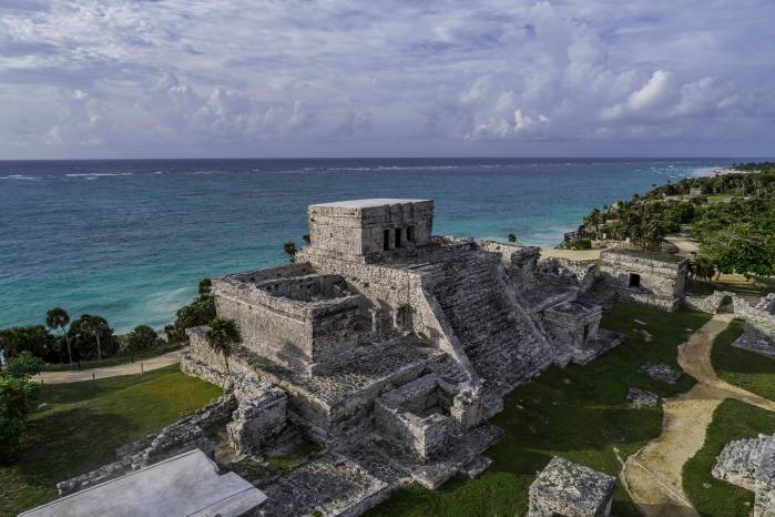 El Instituto Nacional de Antropología e Historia señala que el sitio está presidido por El Castillo, el basamento más alto de Tulum. El Instituto Nacional de Antropología e Historia señala que el sitio está presidido por El Castillo, el basamento más alto de Tulum.