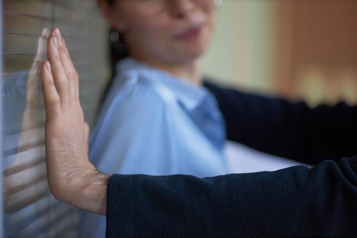 Una de cada diez mujeres es hostigada por sus compañeros de trabajo. Una de cada diez mujeres es hostigada por sus compañeros de trabajo.