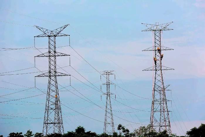 La imagen ilustrativa de torres de transmisión eléctrica. La imagen ilustrativa de torres de transmisión eléctrica.