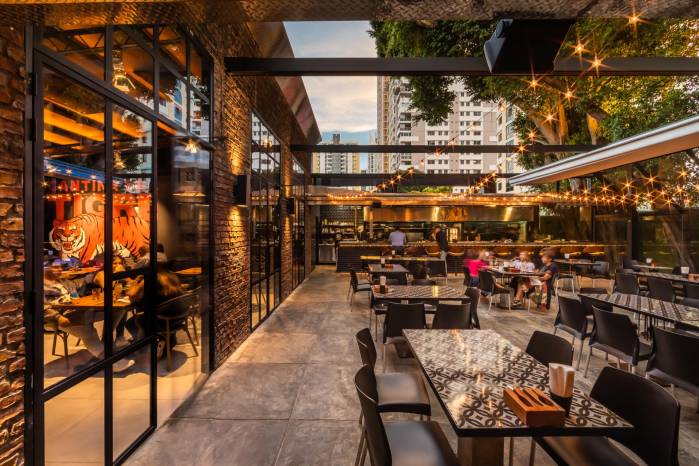 Cuenta con un salón y una terraza que dependiendo del clima, es ‘descapotable’. Cuenta con un salón y una terraza que dependiendo del clima, es ‘descapotable’.