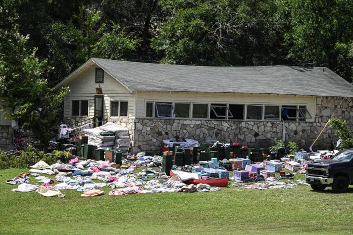 Colchones, ropa y baúles de campistas se ven afuera de las cabañas del Campamento Mystic, a orillas del río Guadalupe en Hunt, Texas tras las graves inundaciones repentinas del fin de semana festivo del 4 de julio. Colchones, ropa y baúles de campistas se ven afuera de las cabañas del Campamento Mystic, a orillas del río Guadalupe en Hunt, Texas tras las graves inundaciones repentinas del fin de semana festivo del 4 de julio.