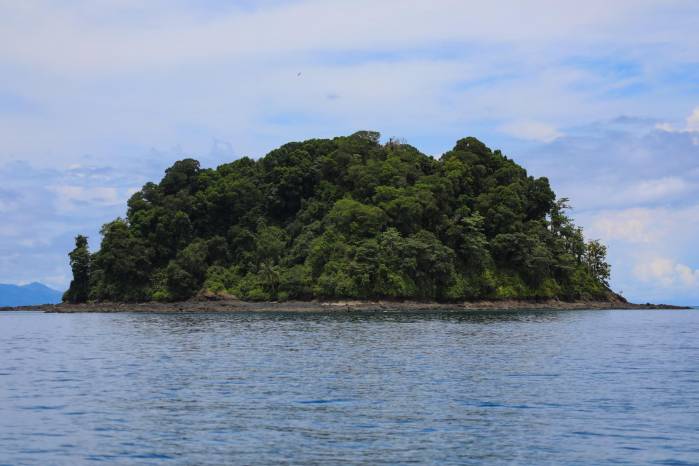 Una de las islas del Parque Nacional Coiba. Una de las islas del Parque Nacional Coiba.