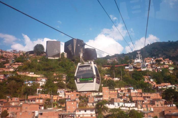Línea 1 del metrocable de Medellín en el barrio de Santo Domingo. Línea 1 del metrocable de Medellín en el barrio de Santo Domingo.