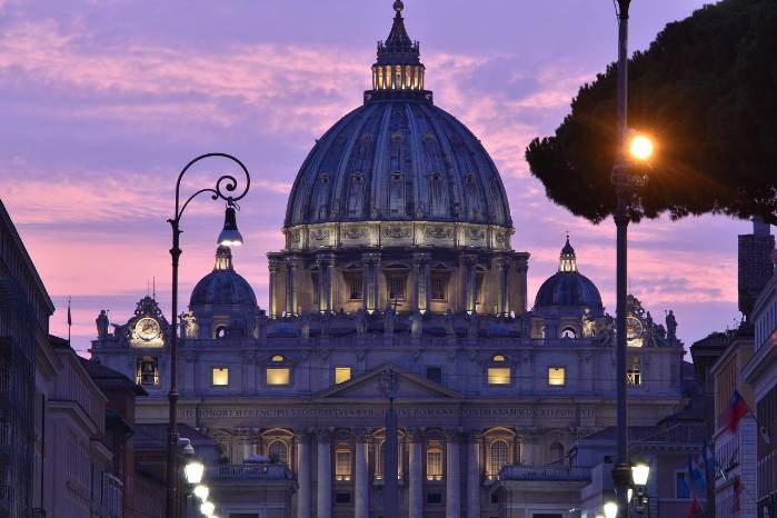 Fotografía de la Basílica de San Pedro con el atardecer de fondo Fotografía de la Basílica de San Pedro con el atardecer de fondo