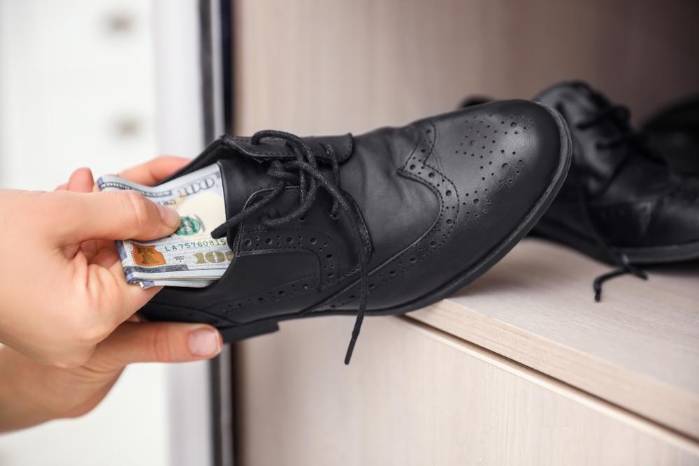 El colocar dinero dentro de los zapatos puede significar prosperidad económica. El colocar dinero dentro de los zapatos puede significar prosperidad económica.