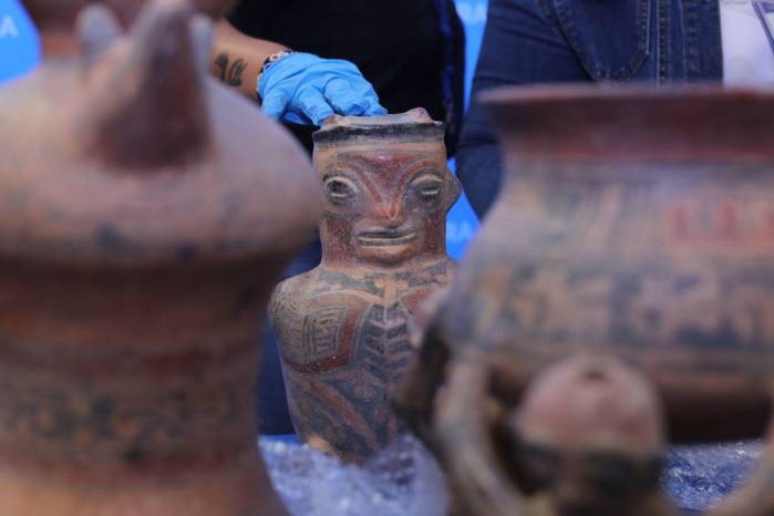El Ministerio de Cultura recibió 19 piezas de cerámica para mantenerlas en custodia. El Ministerio de Cultura recibió 19 piezas de cerámica para mantenerlas en custodia.