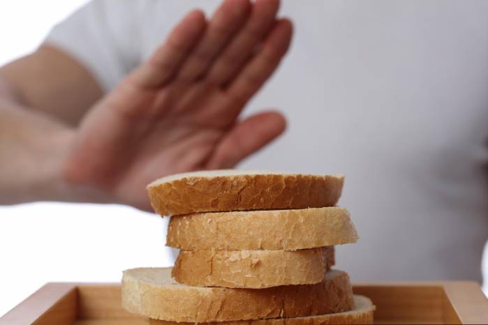 El gluten es la proteína que se halla naturalmente en el trigo, el centeno, la cebada y los cruces entre estos granos. El gluten es la proteína que se halla naturalmente en el trigo, el centeno, la cebada y los cruces entre estos granos.