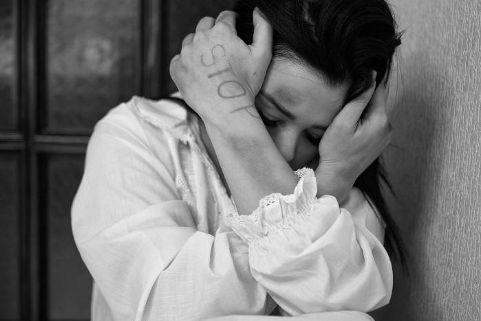 Mientras aumentan los casos de femicidio y violencia doméstica, la falta de recursos y coordinación interinstitucional amenaza la efectividad de las medidas de protección para mujeres. Mientras aumentan los casos de femicidio y violencia doméstica, la falta de recursos y coordinación interinstitucional amenaza la efectividad de las medidas de protección para mujeres.