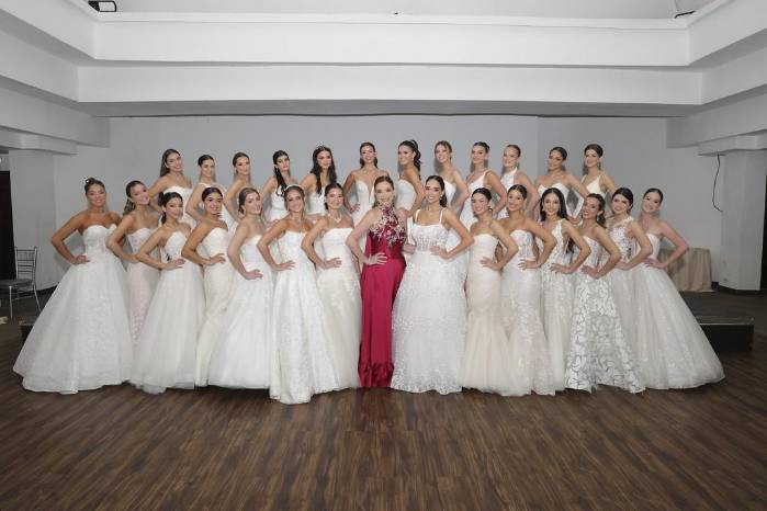 El grupo de las veintiseis debutantes participantes del evento con la presidenta de la Asociación Sra. Cecilia Díaz de Fábrega. El grupo de las veintiseis debutantes participantes del evento con la presidenta de la Asociación Sra. Cecilia Díaz de Fábrega.