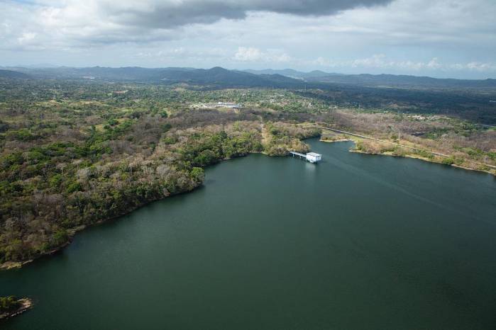 Toma de agua del Instituto de Acueductos y Alcantarillados Nacionales en el lago Alajuela. Toma de agua del Instituto de Acueductos y Alcantarillados Nacionales en el lago Alajuela.