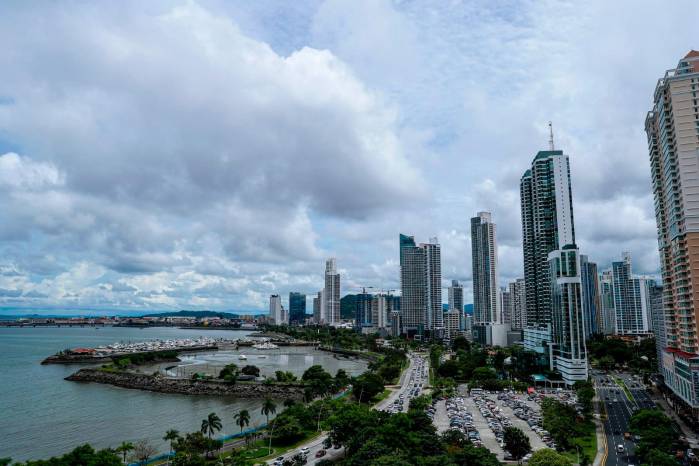 La economía de Panamá, que ha sido pujante y ha logrado mantener el liderazgo de la región por más de tres décadas, ahora deberá superar el desafío de sanear sus finanzas y recuperar su dinamismo. La economía de Panamá, que ha sido pujante y ha logrado mantener el liderazgo de la región por más de tres décadas, ahora deberá superar el desafío de sanear sus finanzas y recuperar su dinamismo.