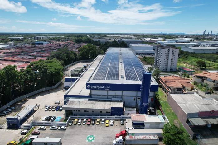 El sistema solar de Emergent Cold, está conformado por más de 2,700 paneles solares de última tecnología. El sistema solar de Emergent Cold, está conformado por más de 2,700 paneles solares de última tecnología.