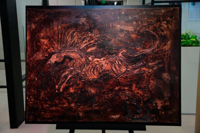 El artista imprime una textura única en sus obras. El artista imprime una textura única en sus obras.