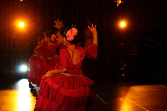 El flamenco es un baile que puede ser aprendido por grandes y chicos. El flamenco es un baile que puede ser aprendido por grandes y chicos.