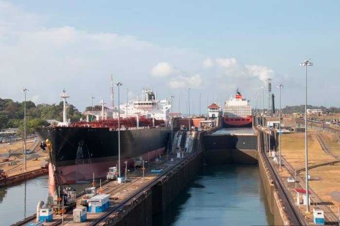 El Canal de Panamá es la ruta marítima para el 6 % del comercio global. El Canal de Panamá es la ruta marítima para el 6 % del comercio global.