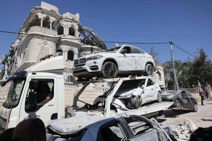 Trabajadores municipales retiran vehículos destrozados en la ciudad de Tamra, al norte de Israel, tras un ataque nocturno con misiles de Irán el 15 de junio, donde se reportaron cuatro personas muertas. Trabajadores municipales retiran vehículos destrozados en la ciudad de Tamra, al norte de Israel, tras un ataque nocturno con misiles de Irán el 15 de junio, donde se reportaron cuatro personas muertas.