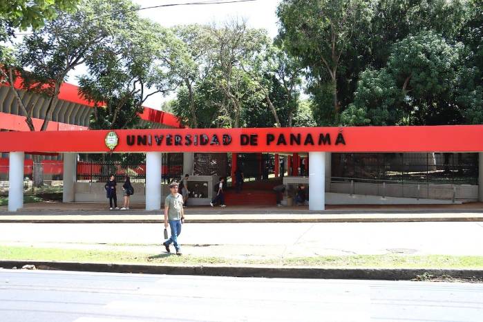 Entrada de la Universidad de Panamá. Entrada de la Universidad de Panamá.