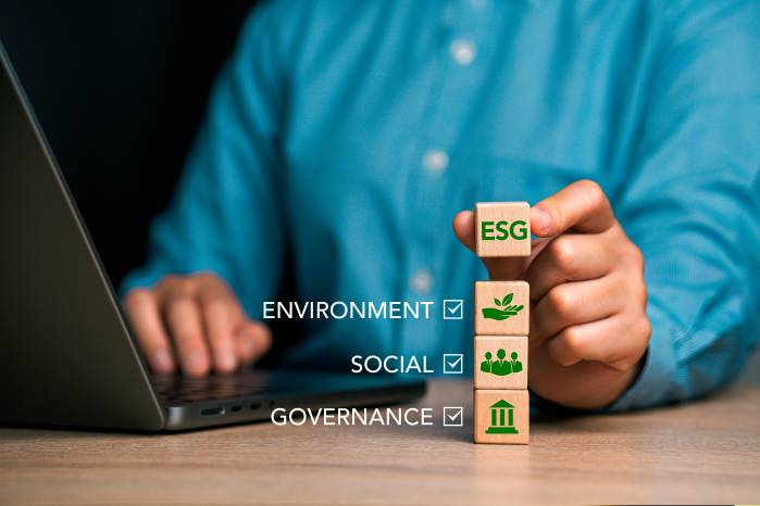 Los principales retos ambientales que enfrentan las empresas es la reducción de emisiones, el uso de energías renovables, la gestión del agua y residuos, y la huella de carbono de sus productos. Los principales retos ambientales que enfrentan las empresas es la reducción de emisiones, el uso de energías renovables, la gestión del agua y residuos, y la huella de carbono de sus productos.