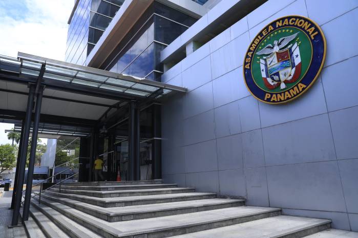 Fachada de la Asamblea Nacional. Fachada de la Asamblea Nacional.