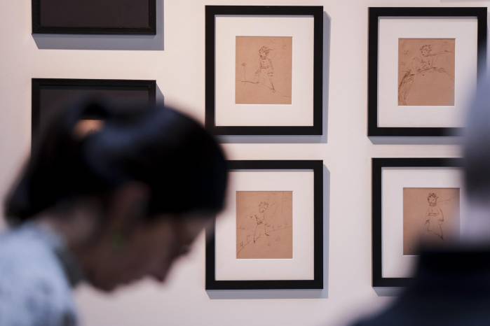 Una mujer observa parte de la colección de 16 ilustraciones originales de 1943 de El Principito de Antoine de Saint-Exupéry, exhibidas al público en Sotheby’s en París, Francia, el 25 de marzo de 2025. Una mujer observa parte de la colección de 16 ilustraciones originales de 1943 de El Principito de Antoine de Saint-Exupéry, exhibidas al público en Sotheby’s en París, Francia, el 25 de marzo de 2025.
