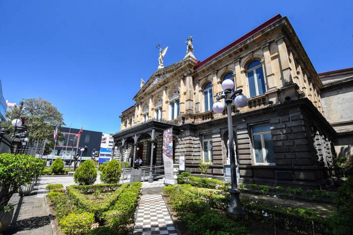 Costa Rica fue durante el siglo XIX un país afectado por convulsiones políticas después de su independencia de España en 1821. Costa Rica fue durante el siglo XIX un país afectado por convulsiones políticas después de su independencia de España en 1821.