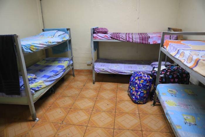 Un pequeño cuarto con tres camarotes resguarda a las mujeres que llegan al refugio. Todas reciben ropa limpia, toallas y una merienda caliente. Un pequeño cuarto con tres camarotes resguarda a las mujeres que llegan al refugio. Todas reciben ropa limpia, toallas y una merienda caliente.